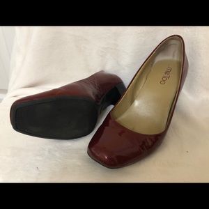 Me Too patten leather heel